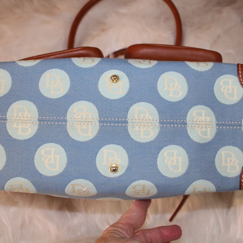 ** Host Pick 11/11!! 🥳 Classic Dooney & Bourke double pocket jacquard bag - Picture 4 of 13